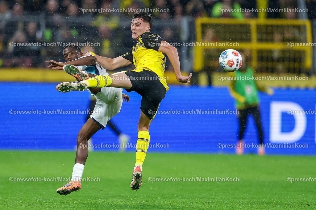 BVB07122501031 | 07.12.2025, Fußball, Borussia Dortmund - TSG 1899 Hoffenheimt, 1. Fußball Bundesliga, 13. Spieltag, Signal Iduna Park, Saison 2025 2026: Bazoumana Touré&nbsp;(TSG Hoffenheim #29) im Zweikampf gegen  Aaron Anselmino&nbsp;(BVB #28)  DFB regulations prohibit any use of photographs as image sequences and or quasi-video.
