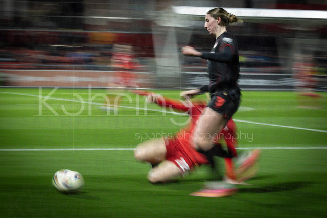 Frauen Fußball-Bundesliga; Bayer 04 Leverkusen - 1. FC Köln, 13.02.2026 | Caroline Kehrer (Bayer 04 Leverkusen, 9) danamisch; Bayer 04 Leverkusen - 1. FC Köln an Spieltag 18 der Google Pixel Frauen-Bundesliga am 13.02.2026 im Ulrich-Haberland-Stadion in Leverkusen (Nordrhein-Westfalen). DFL REGULATIONS PROHIBIT ANY USE OF PHOTOGRAPHS AS IMAGE SEQUENCES AND/OR QUASI-VIDEO.