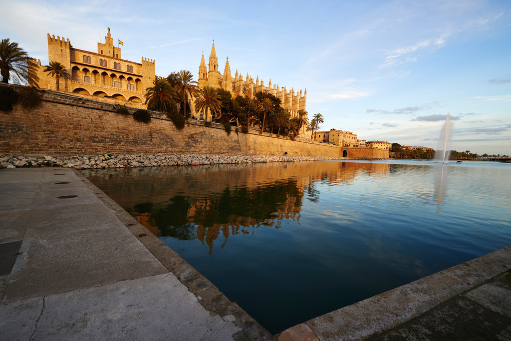 Palast und Kathedrale La Seu | Palma de Mallorca, Spanien - December 28, 2013: Palast und Kathedrale La Seu. - Realisiert mit Pictrs.com