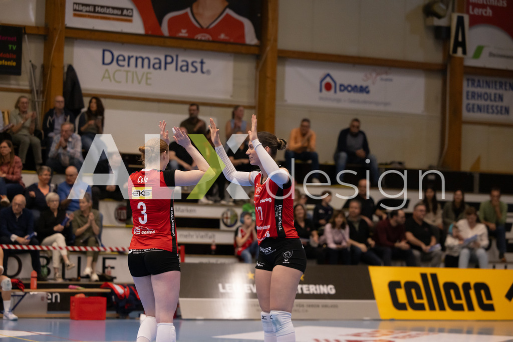 Volleyball I Frauen I Saison 2025-2026 I Volleyball NLA | Women I 1/2 Finals I  VC Kanti Schaffhausen - Sm'Aesch Pfeffingen I 07.03.2026 | 17 Leana Zuvic (CH) (VC Kanti Schaffhausen) - Aussen  //  3 Sydney Cole (USA) (VC Kanti Schaffhausen) – Pass / Zuspiel - Realisiert mit Pictrs.com
