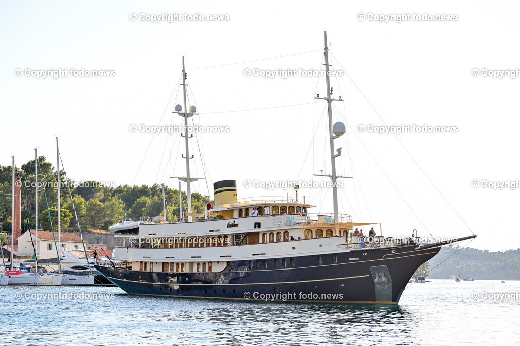 Kroatien_ Brac_ Insel in Dalmatien_ Milna_ 20.07.2025-10 | 20.07.2025, Kroatien, HRV, Brac, Insel in Dalmatien, Milna im Bild Themenbild, Milna, Hafenortschaft in der Gespanschaft Split-Dalmatien auf der Insel Brac, Anlegestelle der ACI-Marina, Ausflugsschiff, Feature, Symbolbild