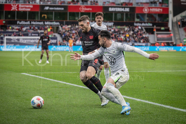 German Bundesliga, Bayer 04 Leverkusen vs. VfL Wolfsburg, 04.04.2026 | LEVERKUSEN, GERMANY - APRIL 4, 2026 :  Robert Andrich (Bayer 04 Leverkusen, 8) and Denis Vavro (VfL Wolfsburg, 3) tackling during the German Bundesliga match on gameday 28 between Bayer 04 Leverkusen vs. VfL Wolfsburg at BayArena on April 4, 2026 in Leverkusen, Germany. DFL REGULATIONS PROHIBIT ANY USE OF PHOTOGRAPHS AS IMAGE SEQUENCES AND/OR QUASI-VIDEO.