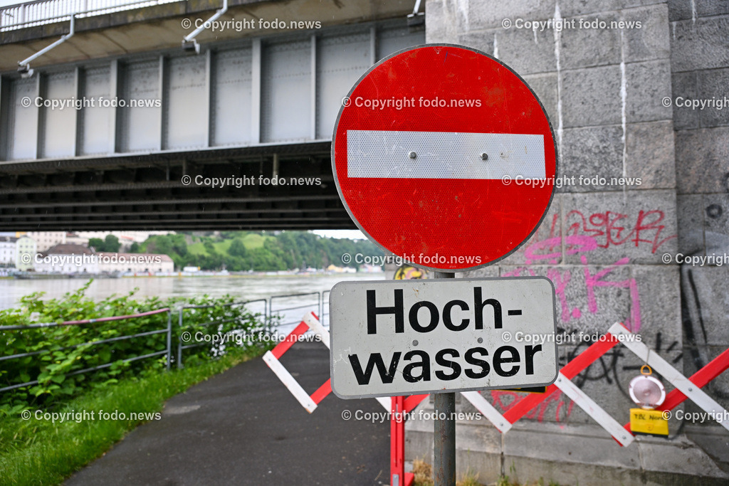 Linz_ Urfahr_ Hochwasserschutz_ 02.06.2024-23 | 02.06.2024, Linz, AUT, Urfahr, Hochwasser, im Bild Vorbereitung Hochwasserschutz Donaulaende Linz Urfahr, Sperre Durchfahrt Neues Rathaus