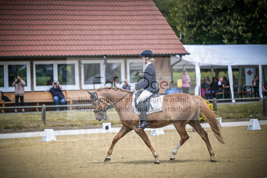 DOS_3859 | Entdecke hochwertige Reitturnierfotos von Foto Oger. Professionell, emotional und authentisch – jetzt Lieblingsmomente im Shop bestellen.Deutschlandweite Turnierfotografie. - Realisiert mit Pictrs.com