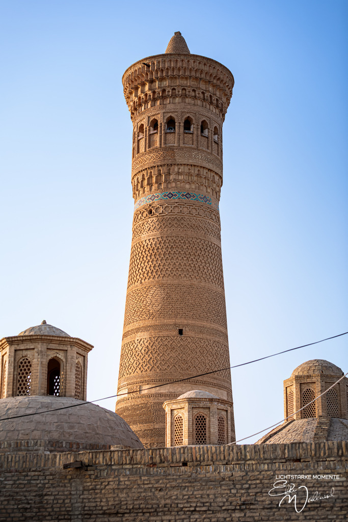 Kalon Moschee, Buchara  | Herzlich willkommen auf meiner Seite! Ich bin Elke Wallnisch, Deine Fotografin für lichtstarke Momente. Der Name steht für alles, was mich mit der Fotografie verbindet: Das Licht und seine machtvolle Wirkung auf eine Situation oder unsere Stimmung - Realisiert mit Pictrs.com