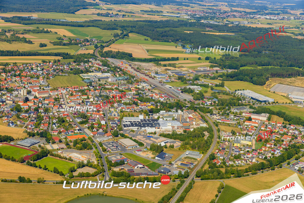 Luftaufnahme der Stadt Wiesau - Die Luftaufnahme wurde 2025 vom UL-Flugzeug heraus erstellt ( keine Drohne ) - Hochauflösende Luftaufnahme - für professionelle Ausdrucke geeignet. Die Geschenkidee !Mit Lizenz und Bildrechte bestellbar