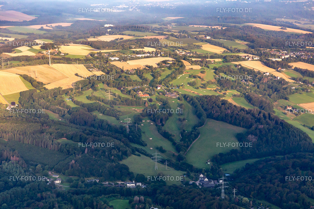 Golfclub Essen-Heidhausen | Luftbild: Golfclub Essen-Heidhausen im Ortsteil Heidhausen in Essen im Bundesland Nordrhein-Westfalen in Deutschland. Foto: IMG_008380.jpg vom 19.07.2020 durch Werner Riehm/FLY-FOTO.de - Realisiert mit Pictrs.com