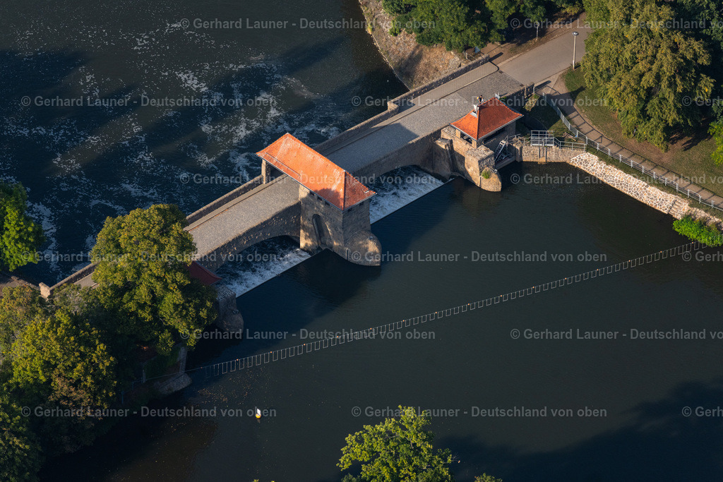4040294 | LEIPZIG 14.09.2020 Staustufe am Ufer des Flußverlauf der Elster " Palmengartenwehr - Elsterwehr " im Ortsteil Lindenau in Leipzig im Bundesland Sachsen, Deutschland. Weiterführende Informationen bei: Verein für Industriekultur Leipzig e.V. c/o Haus des Handwerks. // Weir on the banks of the flux flow of the Elster " Palmengartenwehr - Elsterwehr " in the district Lindenau in Leipzig in the state Saxony, Germany. Further information at: Verein fuer Industriekultur Leipzig e.V. c/o Haus des Handwerks. Foto: Gerhard Launer