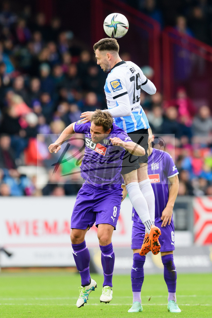 OSNTSV20211106_041 | Fussball, Herren: Ulrich Taffertshofer (VfL Osnabrueck) und Marcel Baer (TSV 1860 Muenchen) im Zweikampf bei dem Spiel der 3. Liga zwischen VfL Osnabrueck und TSV 1860 Muenchen im Stadion an der Bremer Bruecke am 06.11.2021 in Osnanbrueck, Deutschland.DFB / DFL REGULATIONS PROHIBIT ANY USE OF PHOTOGRAPHS AS IMAGE SEQUENCES AND/OR QUASI-VIDEO. - Realisiert mit Pictrs.com