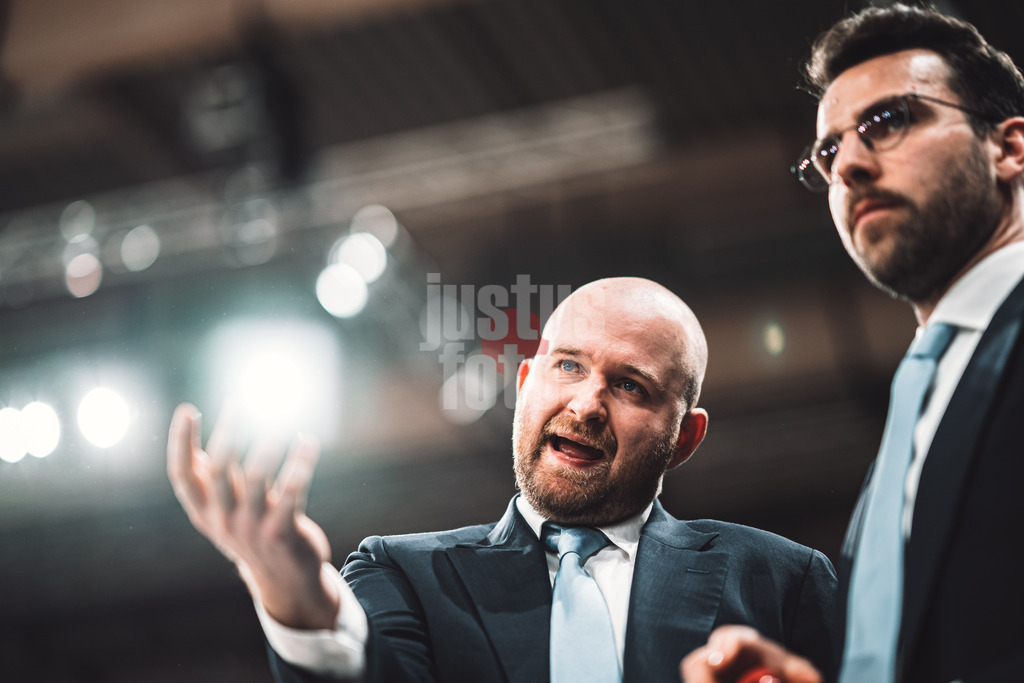 Basketball | Männer | Saison 2022/2023 | Basketball-Bundesliga | Veolia Towers Hamburg vs. HAKRO Merlins Crailsheim | 25.04.2023 | Headcoach Benka Barloschky (Veolia Towers Hamburg)  rechts und Assistant Coach Stefan Grassegger (Veolia Towers Hamburg) links