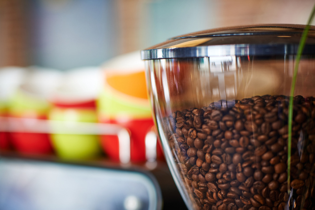 Cafebrennerei Franze | Wien, Austria - July 24, 2019: Cafebrennerei Franze am Kutschkermarkt,Kaffeebohnen im Glasbehälter der Kaffeemaschine. - Realisiert mit Pictrs.com