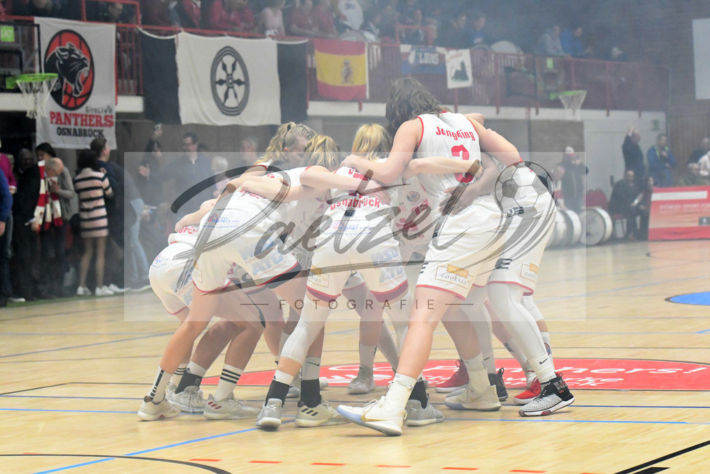 20200126_PANHAL_0019 | Basketball, Frauen: Die Mannschaft der GiroLive-Panthers Osnabrück bildete vor dem Spiel einen Kreis beim Spiel der Toyota DBBL zwischen GiroLive-Panthers Osnabrück vs. GISA LIONS SV Halle am 26.01.2020 im Panthers Dome in Osnabrück, Deutschland.(Foto von Nico Paetzel) - Realisiert mit Pictrs.com