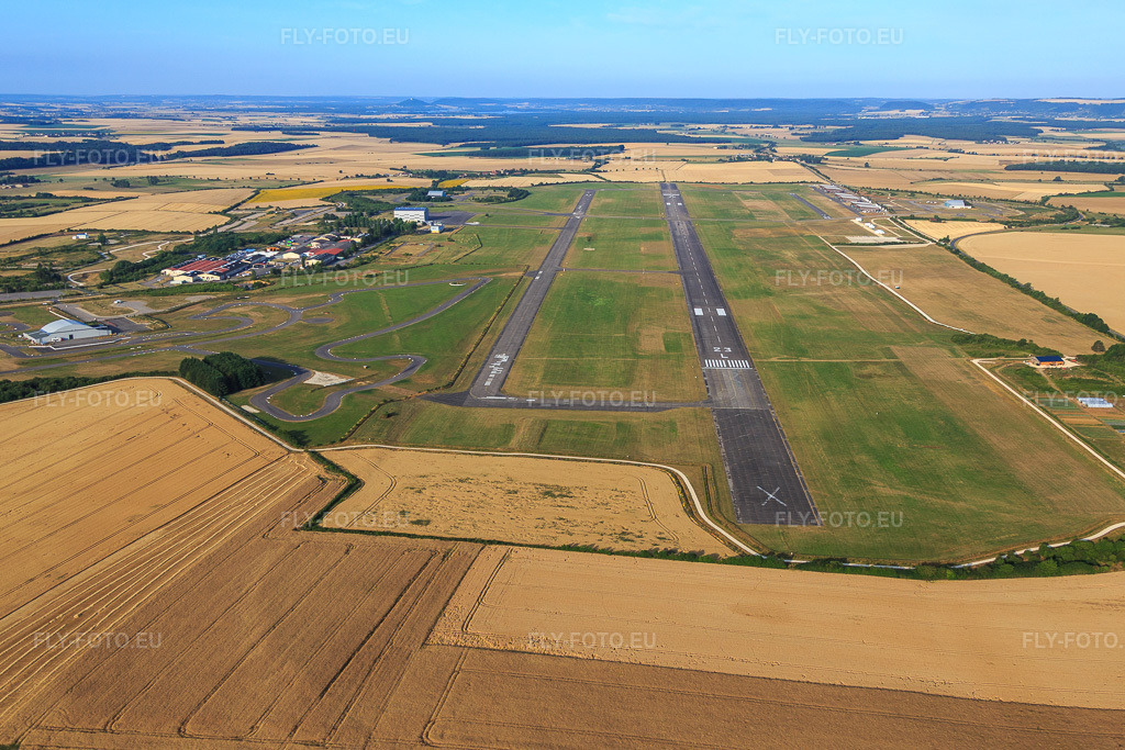 Vue aérienne: Chargement des traces depuis la Base de Chambley Aéro à Hagéville dans le département Meurthe et Moselle, France.Photo: IMG_083224.jpg prise le 12/07/2015 par Werner Riehm/FLY-FOTO.euRésolution de l'original: 4977 x 3318 pxBase aéronautique Chambley Planet’Air