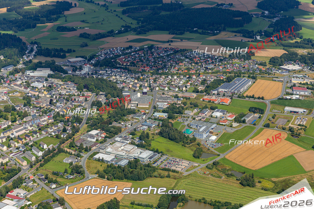 Aktuelles Luftbild von  Helmbrechts Kauf mit Lizenz / Bildrechten möglich- Die Luftaufnahme wurde 2021 mittels UL-Flugzeug erstellt ( keine Drohne ) - hochauflösende Kamera-Systeme von  Canon -Beste Qualität - Für grossformatige Ausdrucke geeignet. Die Geschenkidee !