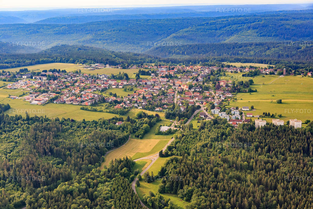 Luftbild: Ortsansicht im Nordschwarzwald aus Norden in Dobel im Bundesland Baden-Württemberg in Deutschland. Foto: IMG_079748.jpg vom 31.05.2015 durch Werner Riehm/FLY-FOTO.de