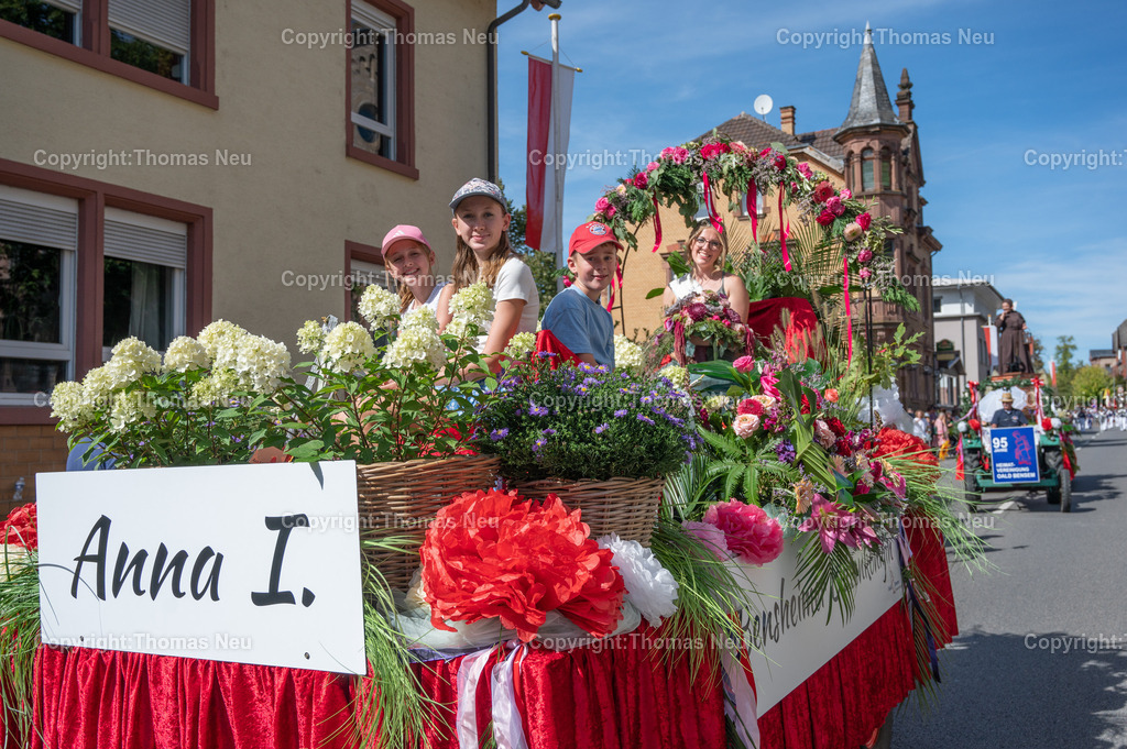 42_Winzerfestumzug-Bensheim | bbe, Bensheim, Winzerfestunmzug 2025, Blütenkönig Anna Bretthauer, ,, Bild: Thomas Neu