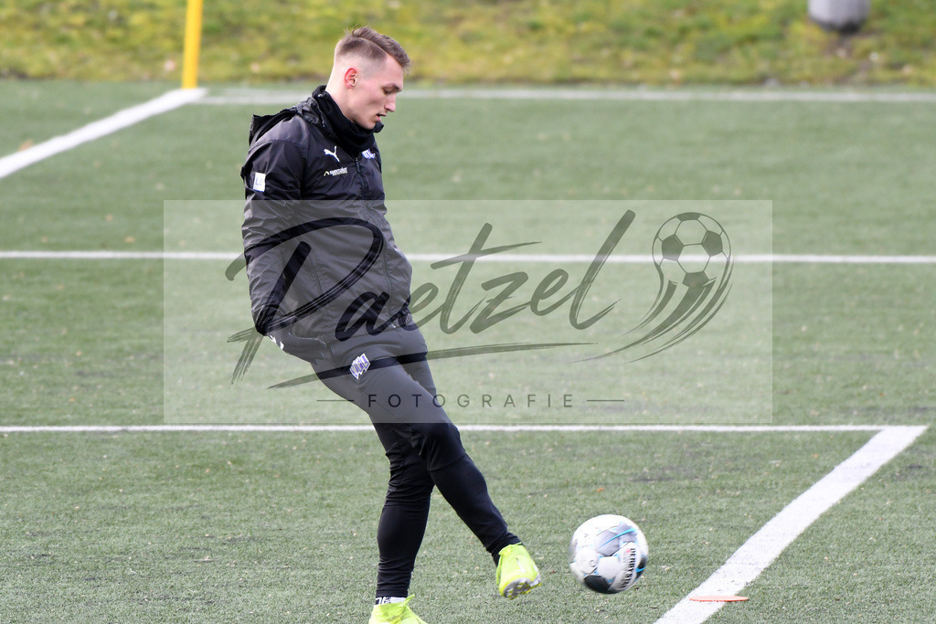20200131_TRAOSN_0070 | Fußball, Herren: Sven Koehler (VfL Osnabrueck) in Aktion, am Ball, Einzelaktion waehrend der Trainingseinheit des VfL Osnabrueck im Sportpark Illoshoehe am 31.01.2020 in Osnabrueck, Deutschland. - Realisiert mit Pictrs.com