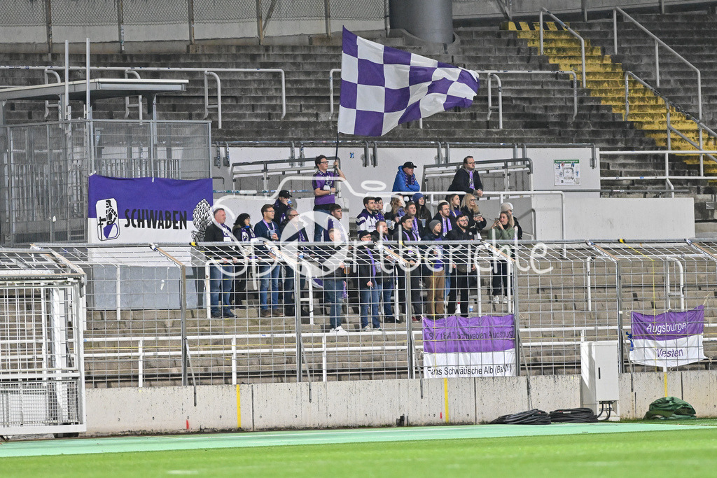 FC Bayern Amateure - TSV Schwaben Augsburg | Die Fans der Gaeste unterstuetzen ihr Team in Muenchen / Regionalliga Bayern: FC Bayern Muenchen II - TSV Schwaben Augsburg, Gruenwalder Stadion am am 25.10.2024