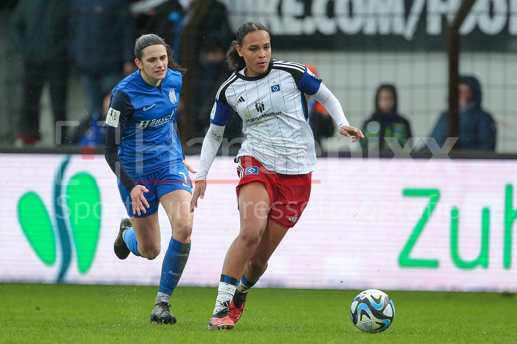 Fussball, 2. Frauen-Bundesliga, SV Meppen - Hamburger SV | v.li.: Marie Bleil (SV Meppen, 7) und Lisa Baum (Hamburger SV, 11) im Laufduell, Zweikampf, Duell, Dynamik, Aktion, Action, Spielszene, DIE DFB-RICHTLINIEN UNTERSAGEN JEGLICHE NUTZUNG VON FOTOS ALS SEQUENZBILDER UND/ODER VIDEOÄHNLICHE FOTOSTRECKEN. DFB REGULATIONS PROHIBIT ANY USE OF PHOTOGRAPHS AS IMAGE SEQUENCES AND/OR QUASI-VIDEO.