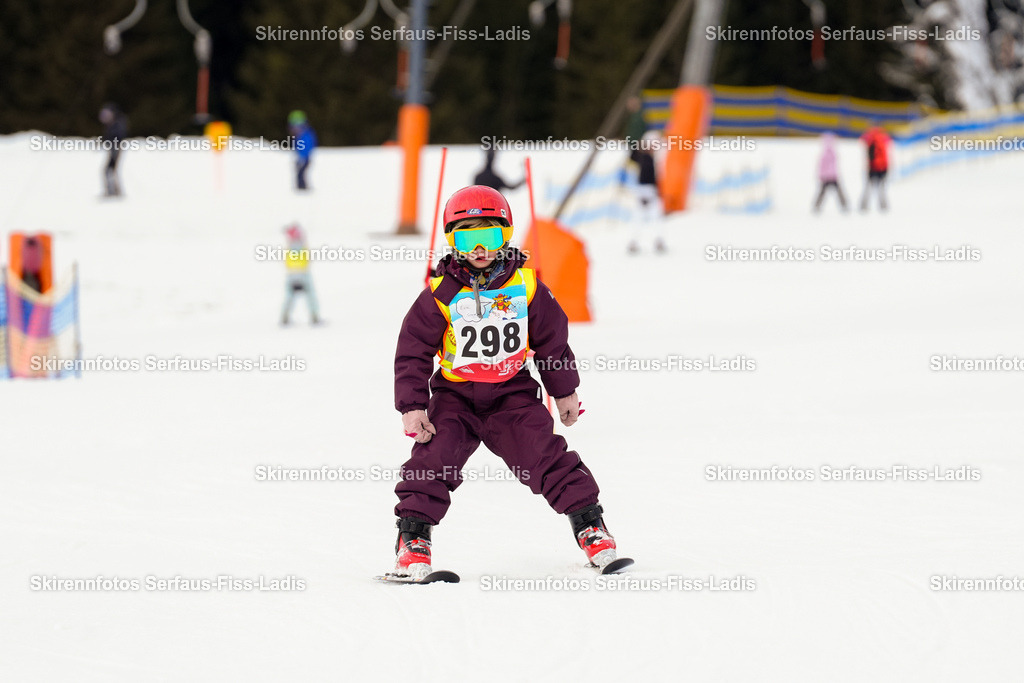 SRF_02.01.2026_0445 | Skirennfotos,Serfaus,Fiss,Ladis,Kinderskirennen,Winter,Tirol,Oberland,skirace,SFL,feelfree,weil wir's genießen,ski,Ski,skifahren,Sonnenplateau, - Realisiert mit Pictrs.com