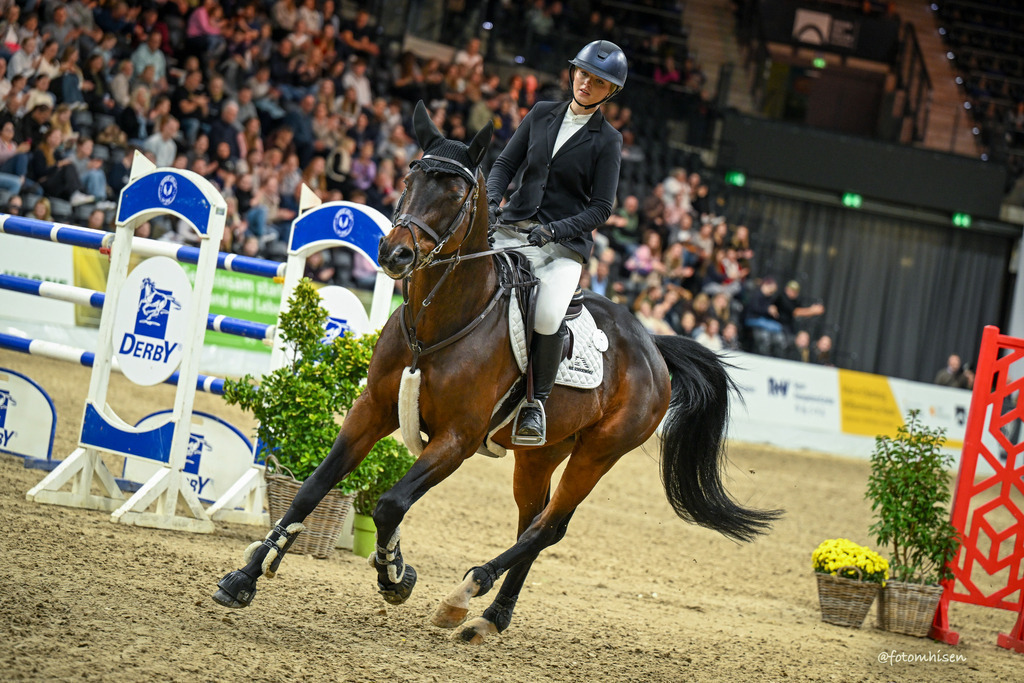 021125-19-249 | Foto Mhisen Pferdefotografie#, Reitturnier Frankfurt#  #Dressur und Springen
#Profi Pferdefotograf Reitturnier Fotograf 
#Sport Horses Photographer 
#equestrain photographer - Realisiert mit Pictrs.com