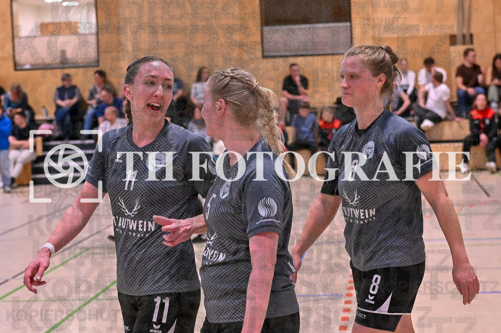 GER, SG Maulburg/Steinen - HB Kinzigtal, Handball, Suedbadenliga, 22. Spieltag, Saison 2023/2024, 27.04.2024 | Carina Schmid (HB Kinzigtal, #11), Vanessa Paul (HB Kinzigtal, #05), Charline Maier (HB Kinzigtal, #08)

GER, SG Maulburg/Steinen - HB Kinzigtal, Handball, Suedbadenliga, 22. Spieltag, Saison 2023/2024, 27.04.2024

Foto: TH Fotografie/Thomas Hess