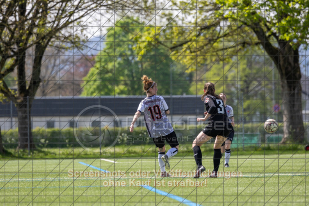 20250427_121708_0451 | #,1.Göppinger SV (weiß) vs. TSV Ruppertshofen (schwarz), Fußball, Frauen-Regionenliga 3 - Bezirk WfV, 21. Spieltag, Saison 2024/2025, Kunstrasenplatz Nord, Hohenstaufenstr. 116, 73033 Göppingen, 27.04.2025 - 11:00 Uhr,Foto: PhotoPeet-Sportfotografie/Peter Harich