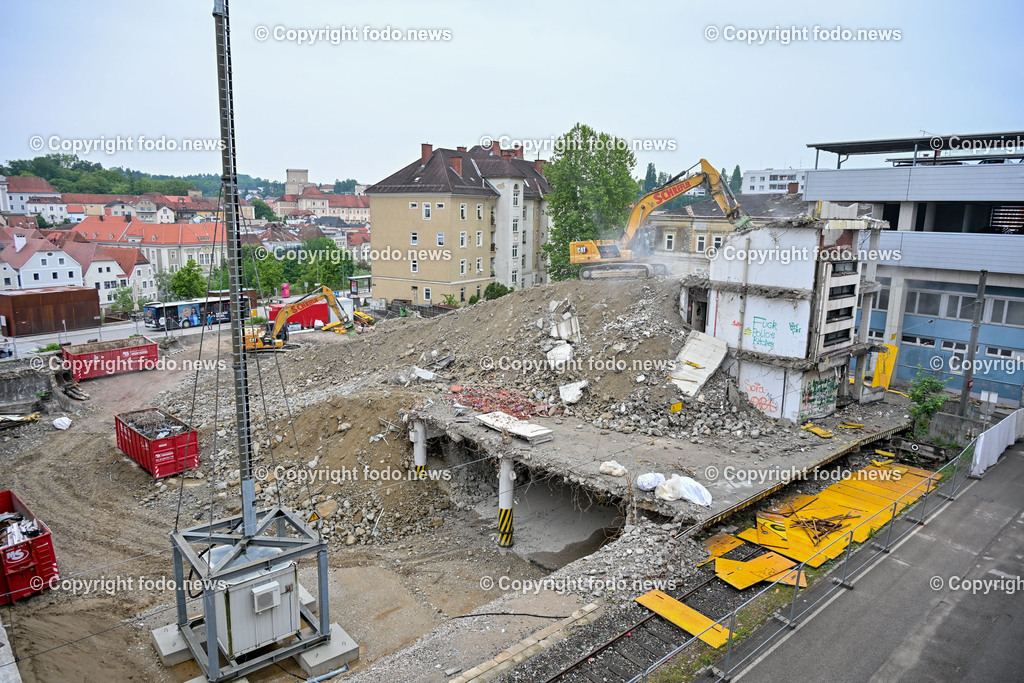 Steyr_ Bahnhof_ Baustelle_ Abbruch_ Sanierung_ 08.05.2024-2 | 08.05.2024, Steyr, AUT, Hessenplatz, im Bild OeBB, ÖBB, Bahnhof, Gebaeude, Baustelle, Abbruch, Sanierung, Parkdeck, Park and Ride, Zug, City Shuttle, Bahnsteig, Schild, Busbahnhof, Autobus, SBS, Stadtbetriebe Steyr