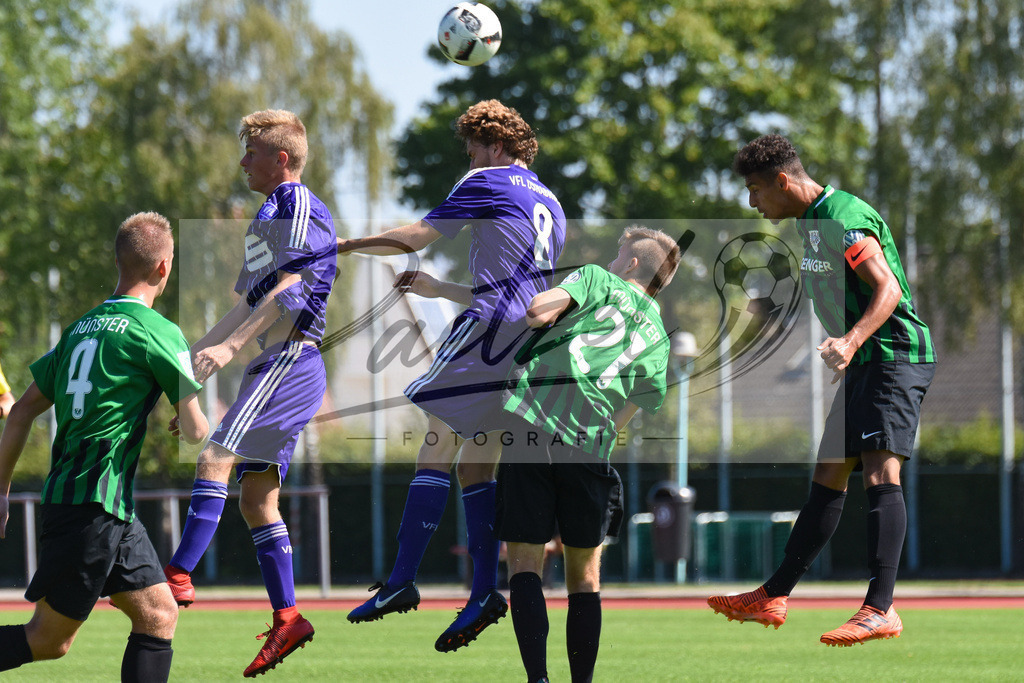 20180804_OSNSCP_0003 | Fußball, A-Junioren: Christopher Klaas (VfL Osnabrück), 2.v.l - Sven Rüscherschmidt-Sickmann (VfL Osnabrück), 3.v.l im Zweikampf beim Testspiel zwischen VfL Osnabrück vs. SC Preußen Münster am 04.08.2018 im Sportpark Illoshöhe in Osnabrück, Deutschland.(Foto von Nico Paetzel) - Realisiert mit Pictrs.com