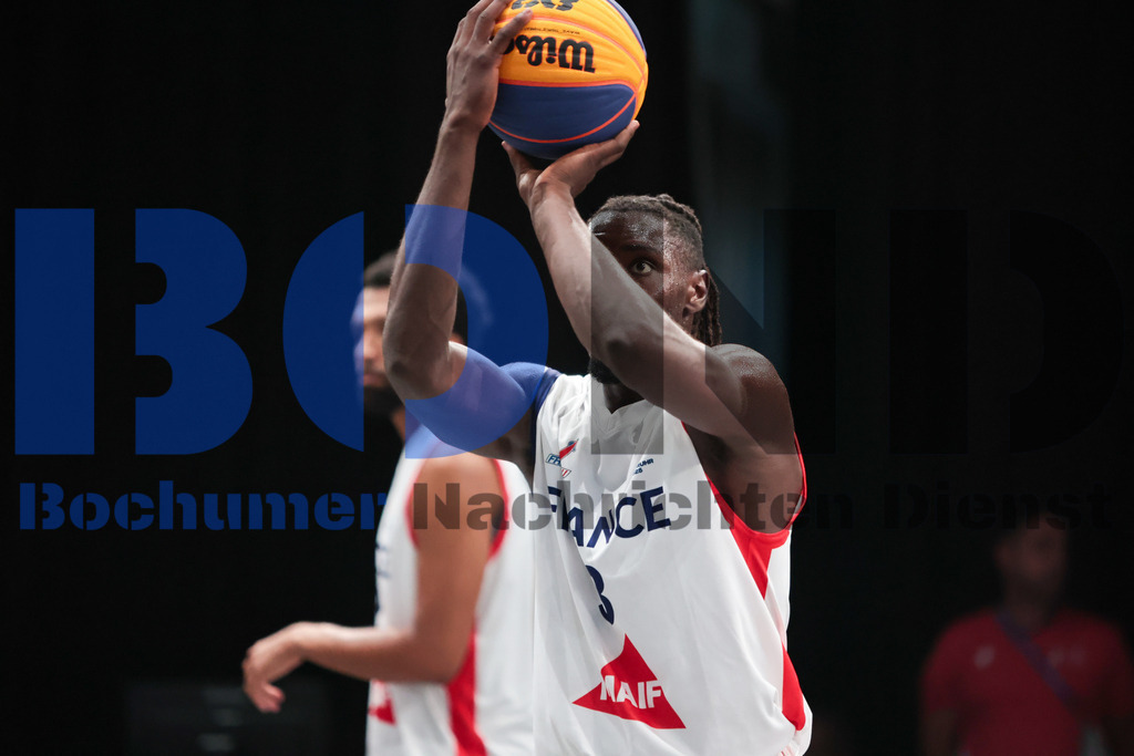 SES_TTG3X320250718-1819 | bond - Realisiert mit Pictrs.com