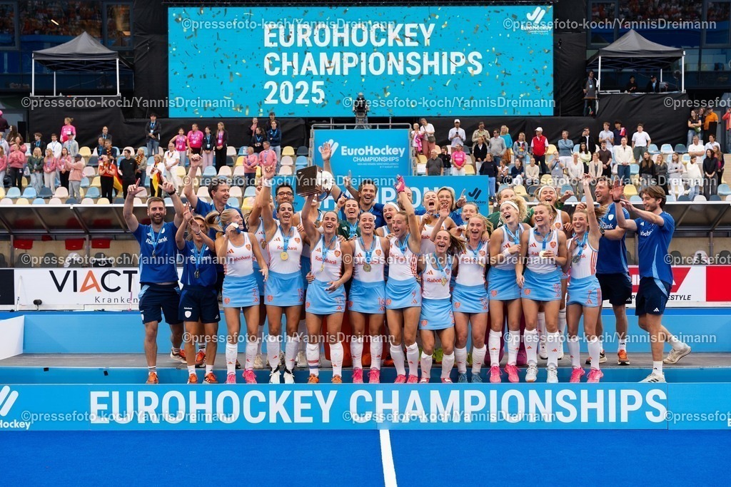 xydrx17082509017 | 17.08.2025, xydrx, Frauen EuroHockey Championship 2025, Finale, Niederlande - Deutschland, Sparkassenpark Mönchengladbach: die Niederländische Nationalmannschaft bejubelt den Sieg im Finale