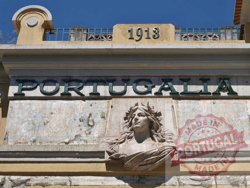 Portugalia building facade with sculpture and 1913 year | Portugalia brewery building facade with a female bust sculpture and faded azulejo tiles - Realisiert mit Pictrs.com