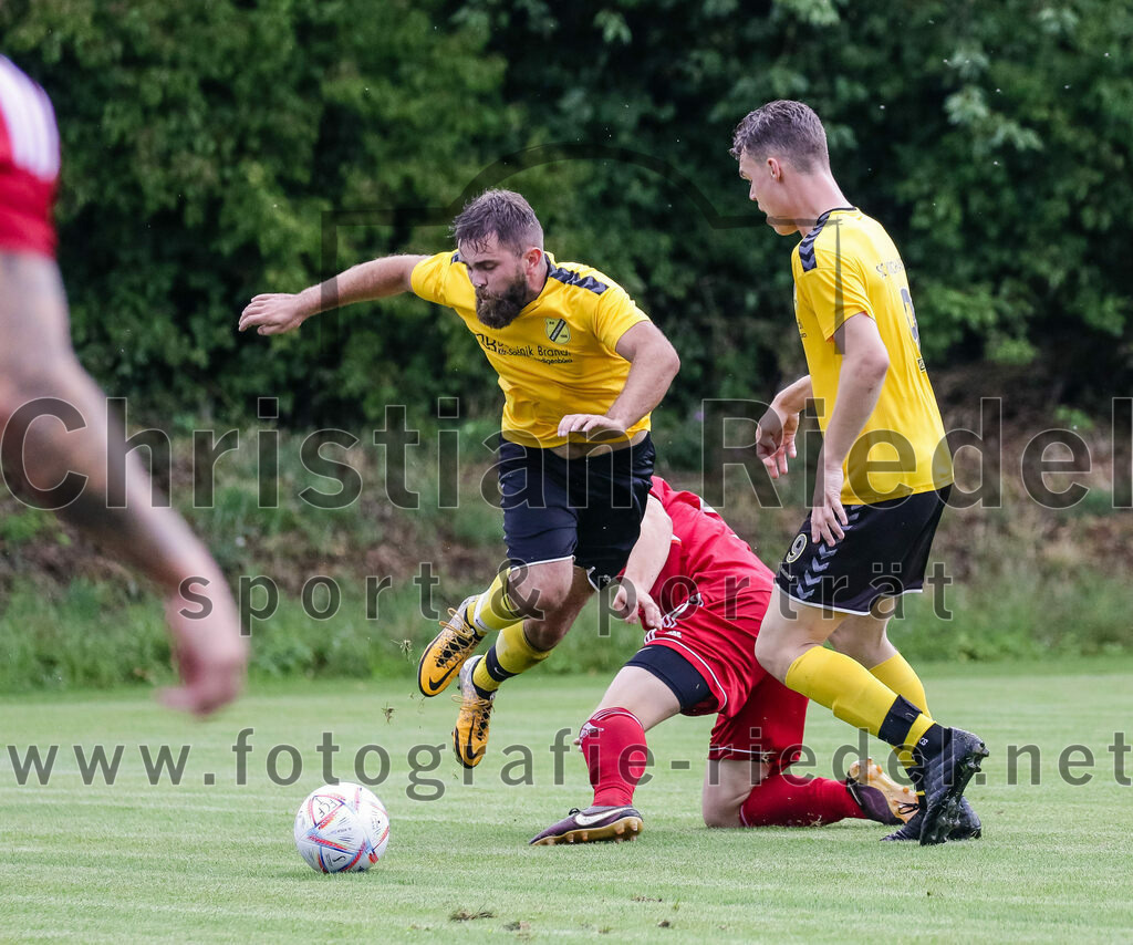 2023-07-29_039_FC_Finsing_gegen_SC_Kirchasch | Finsing, Deutschland, 29.07.2023:
Fußball, Kreisliga 2023 / 2024, 1. Spieltag, FC Finsing gegen SC Kirchasch, Endergebnis: 0:2

Igor Thomas (SC Kirchasch, #7), Leonhard Hölzl (FC Finsing, #5), Markus Zollner (SC Kirchasch, #9)

Foto: Christian Riedel / fotografie-riedel.net