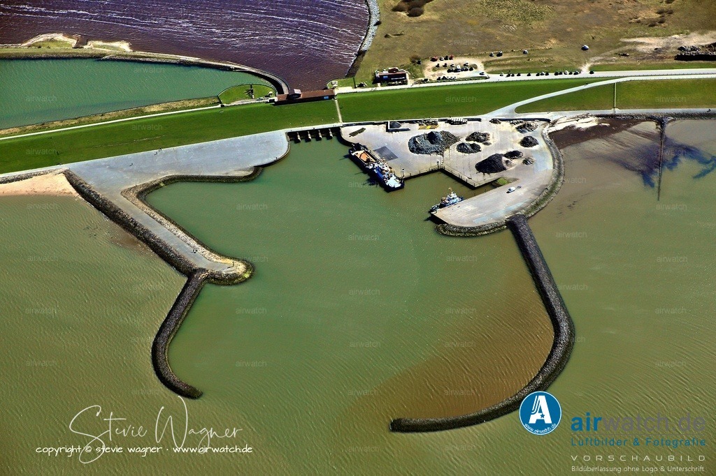 Luftbilder Nordstrand & Beltringharder Koog | Das Holmer Siel ist eine historische Flutsperranlage auf der Nordseeinsel Nordstrand in Schleswig-Holstein, Deutschland. Es dient als Deichschutz und ermöglicht die gezielte Ableitung von Wasser aus dem Hinterland (Marschland) bei Ebbe, während es bei Flut vor Sturmfluten schützt.