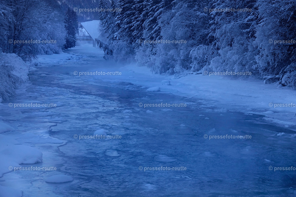 welltvi-Lechfluss-Winter_24Jan2019-Duernau_Holzgau_DSC2212 | Info aus dem Bezirk Reutte/Ausserfern Tirol sowie eine umfangreiche Bilddatenbank über die gesamte Region: Lechtal, Talkessel Reutte, Tannheimertal, Zwischentoren. Lech, Plansee, Zugspitze, Grenztunnel, B179, Fernpassstraße, Verkehr, Lawinen, Tradition, - Realisiert mit Pictrs.com