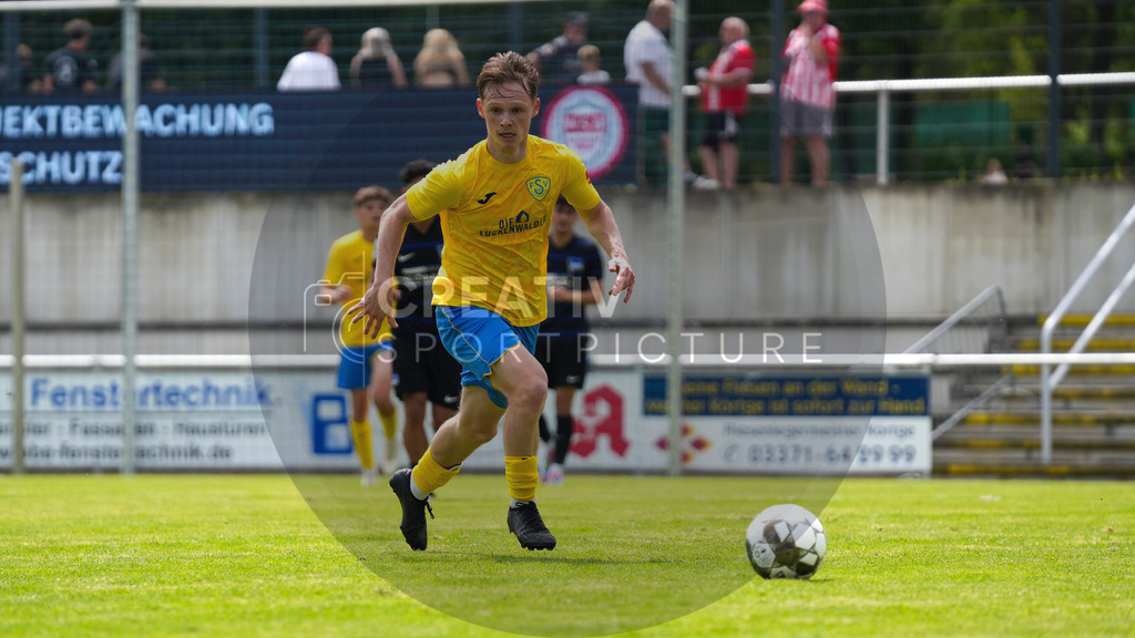 Fußball, Herren, Saison 2025/2026, 3. Luckenwalder Turmpokal, Werner-Seelenbinder-Stadion Luckenwalde, Spiel: FSV 63 Luckenwalde vs. Hertha BSC U19,  | Fußball, Herren, Saison 2025/2026, 3. Luckenwalder Turmpokal, Werner-Seelenbinder-Stadion Luckenwalde, Spiel: FSV 63 Luckenwalde vs. Hertha BSC U19,  Im Bild: Niklas Kaus (Luckenwalde) - Realisiert mit Pictrs.com