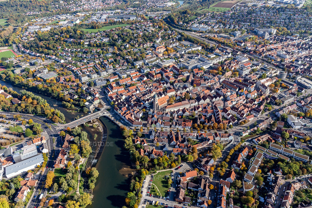 Luftbild: Uferbereich des Neckar - Flußverlaufes in Nürtingen im Bundesland Baden-Württemberg in Deutschland. Foto: IMG_119237.jpg vom 14.10.2019 durch Werner Riehm/FLY-FOTO.de