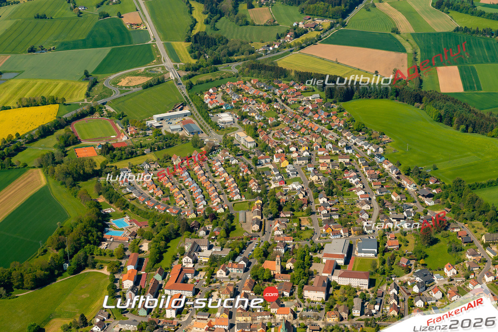 Das Luftbild zeigt : Wohngebiet Erbendorf - Die Luftaufnahme wurde 2024 vom UL-Flugzeug aus erstellt ( keine Drohne ) - Hochauflösende Luftaufnahme - Für grossformatige Ausdrucke geeignet. Die Geschenkidee !Mit Lizenz und Bildrechte bestellbar