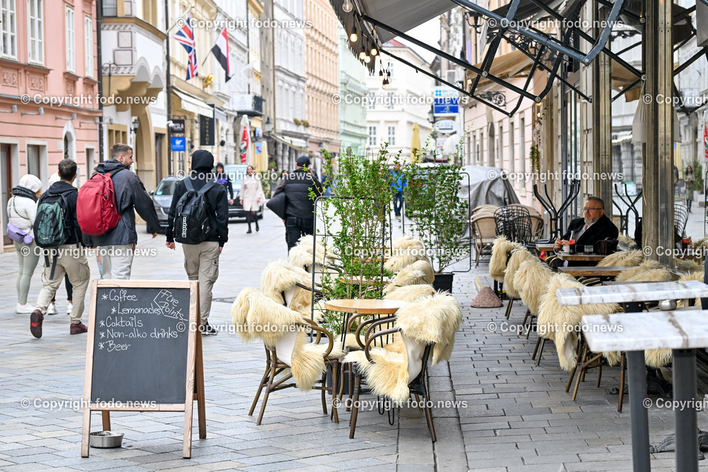 Slowakei_ Bratislavsky kraj_ Bratislava_ 08.10.2024-17 | 08.10.2024, Slowakei, SVK, Bratislavsky kraj, Bratislava, im Bild Bratislava, Stadtansichten, Gebauede, Sehenswurdigkeiten, Tourismus, Touristen, Cafe, Denkmal, Strasse, Donau, Bruecke, Schiff, Burg, Hrad, Ufo, Restaurant, Souvenier, Menschen, Bahnhof, Zug, Hauptstadt