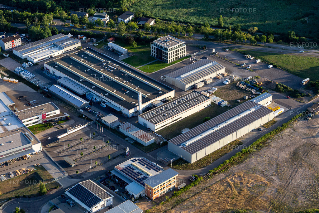 Luftbild: Industriegebiet Siemenstraße mit Hartmann & König Stromzuführungs AG und Tombor GmbH im Ortsteil Neudorf in Graben-Neudorf im Bundesland Baden-Württemberg in Deutschland. Foto: IMG_133511.jpg vom 12.07.2022 durch Werner Riehm/FLY-FOTO.deWWW.HUKAG.COM