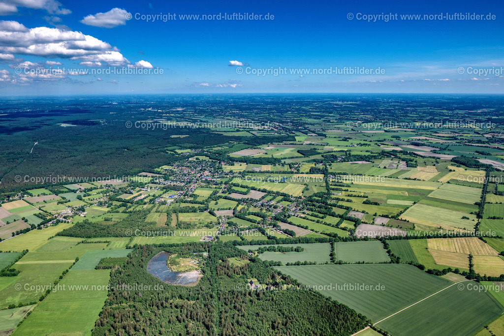 Hartenholm_ELS_7953030622 | HARTENHOLM 03.06.2022 Ortsansicht der Straßen und Häuser der Wohngebiete in Hartenholm im Bundesland Schleswig-Holstein, Deutschland. // Town View of the streets and houses of the residential areas in Hartenholm in the state Schleswig-Holstein, Germany. Foto: Martin Elsen