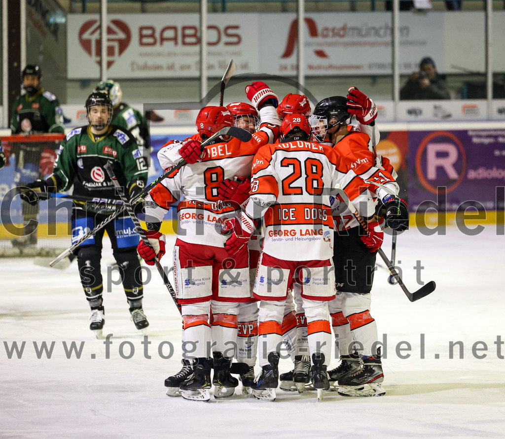 2022-12-02_076_TSV_Erding_gegen_EV_Pegnitz | Erding, Deutschland, 02.12.2022:
Eishockey, Bayernliga 2022 / 2023, 17. Spieltag, TSV Erding gegen EV Pegnitz, Endergebnis: 9:3

Oleg Seibel (EV Pegnitz, #8), Ondrej Holomek (EV Pegnitz, #28), Florian Möll (EV Pegnitz, #41)

Foto: Christian Riedel / fotografie-riedel.net