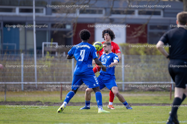 Fußball I Junioren I Saison 2025-2026 I DFB-Nachwuchsliga I 8. Spieltag I JFV Lübeck - 1. FC Magdeburg 73 | v.l. Max Adrian (16, 1. FC Magdeburg), Benny Birner (15, JFV Lübeck) - Realisiert mit Pictrs.com