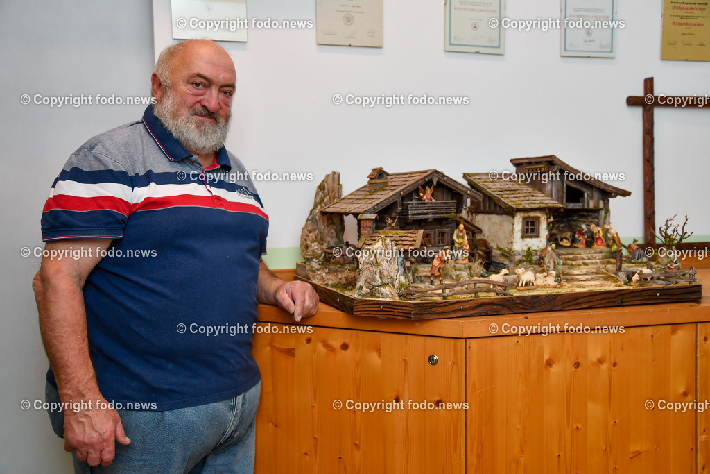 Krippenbauschule Geboltskirchen_ 15.11.2022-13 | 15.11.2022, Geboltskirchen, AUT, Krippenbauschule, im Bild Wolfgang Seiringer (Kripenbaumeister) mit einer fertigen Krippe