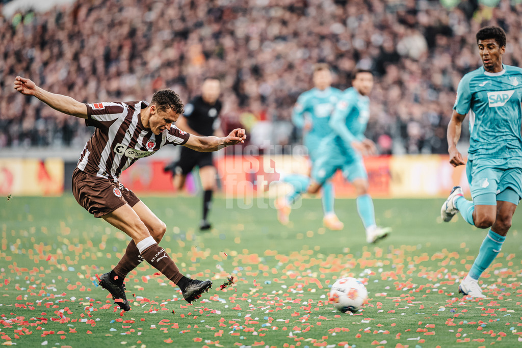 Fußball | Männer | Saison 2025/2026  | Fußball-Bundesliga | 07. Spieltag | FC St. Pauli vs. TSG Hoffenheim | 19.10.2025 | Martijn Kaars (#19, FC St. Pauli) beim Schuss aufs Tor
