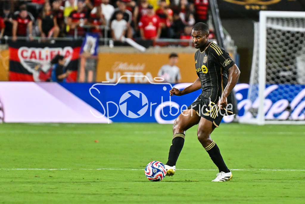 Los Angeles FC - CR Flamengo | am Ball MARLON (Los Angeles 5) / Einzelfoto / Freisteller / FIFA Club World Cup: Los Angeles FC - CR Flamengo, Camping World Stadium am 24.06.2025 / NOT FOR SALE IN USA