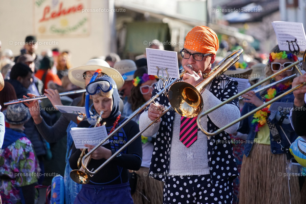 news-2023-Feb16-Unsinniger_Fasching_Reutte-sony-DSC02383 | Info aus dem Bezirk Reutte/Ausserfern Tirol sowie eine umfangreiche Bilddatenbank über die gesamte Region: Lechtal, Talkessel Reutte, Tannheimertal, Zwischentoren. Lech, Plansee, Zugspitze, Grenztunnel, B179, Fernpassstraße, Verkehr, Lawinen, Tradition, - Realisiert mit Pictrs.com