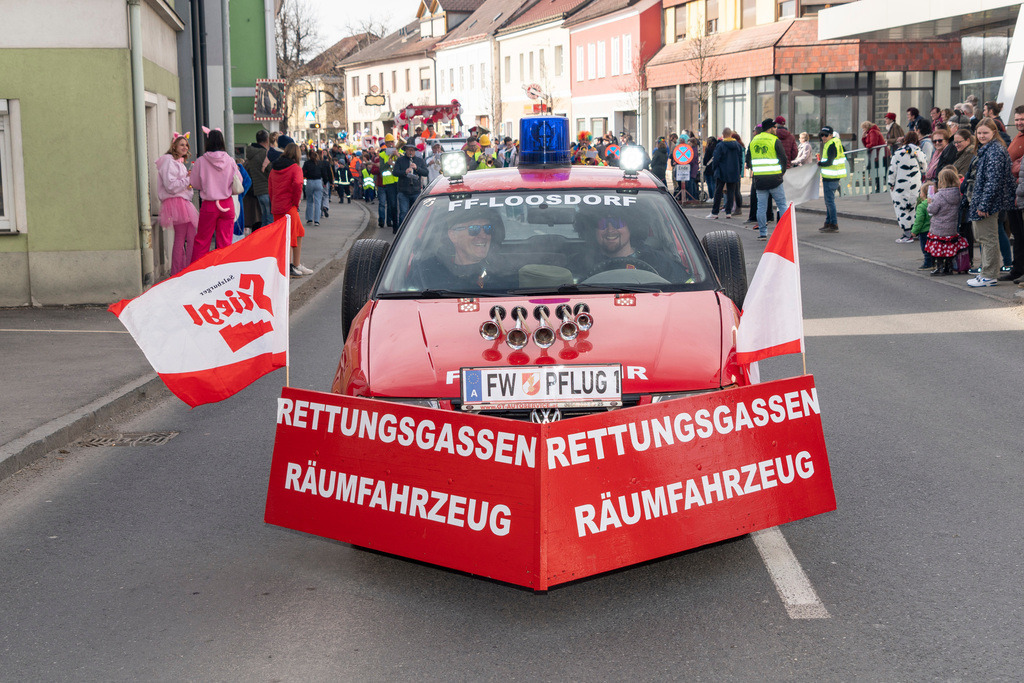 Umzug2025-056_8925 | Fotostrecke: FASCHINGSUMZUG 2025 in Loosdorf. 22 Masken(gruppen)-Teilnehmer: Loosdorfer Vereine, Wirtschaftstreibende, Gemeindeabordnungen sowie Kreditinstitute. rund 700 Besucher entlang der Hauptstrasse. Veranstaltungs-Sicherung durch Mannschaft der FF-Loosdorf mit schwerem Gerät. Maskenprämierung am EKZ-Platz durch Bgm. Thomas Vasku in den Kategorien: Bester Festwagen (Fa. gkonzept-Groissenberger; Beste Personengruppe-ASK-Loosdorf; Beste Einzelperson; Weiteste Anreise-FF Schollach;