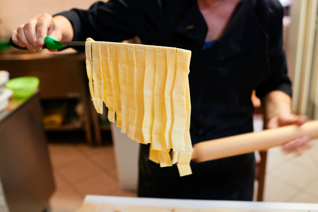 Frisch geschnitte Nudeln | Cortona, Italien - August 29, 2016: Residenza Storica Dolce Maria; Frisch geschnitten Nudeln werden zum trocknen aufgehaengt. - Realisiert mit Pictrs.com