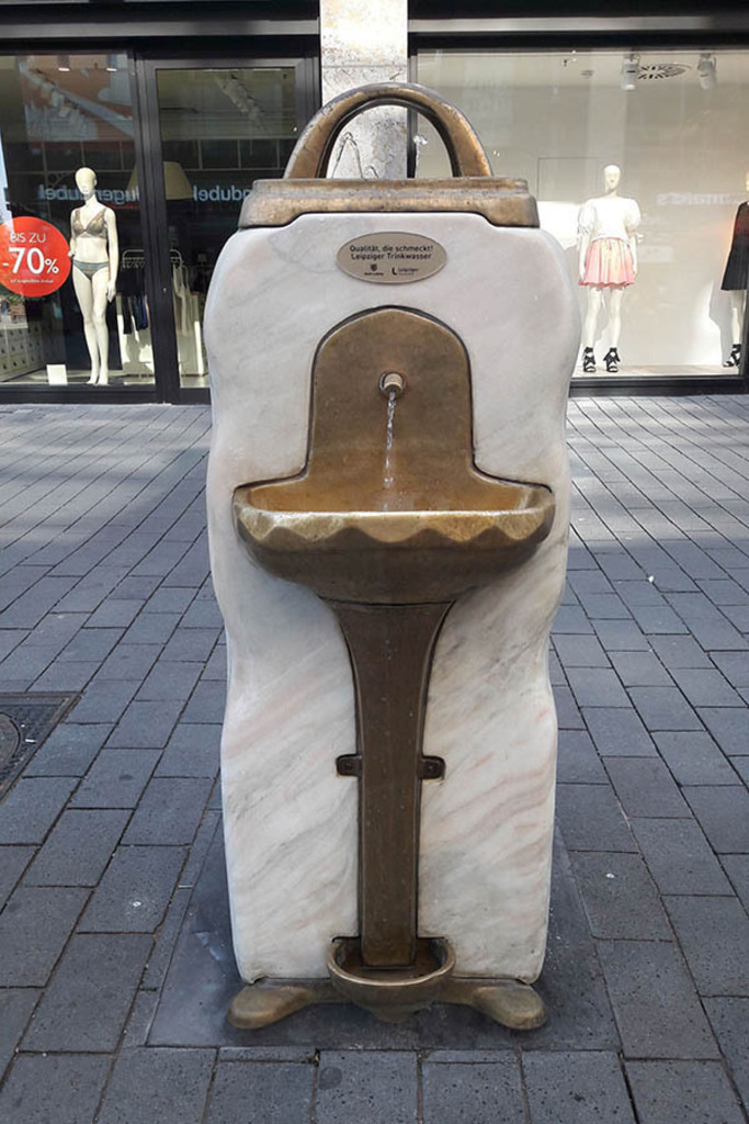 Leipziger Trinkbrunnen - "Wiener Brunnen" in der Petersstraße | Entdecke über 20 Kategorien Leipzig-Motive: Foto-Downloads, hochwertige Poster, Leinwand- & Fine-Art-Prints. Jetzt Lieblingsfoto im Bildlexikon Leipzig Shop bestellen!